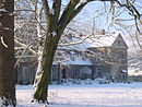 Gutsanlage, bestehend aus Herrenhaus mit Park, Wirtschaftshof mit Kuh- und Pferdestall, Kutscherwohnhaus mit Remise, Inspektorenhaus mit Stallgebäude und Resten der Brennerei, Wasserturm, Kindergarten mit straßenseitiger Grundstückseinfriedung, Mehrfamilienhaus mit Hofgebäude und Försterhaus