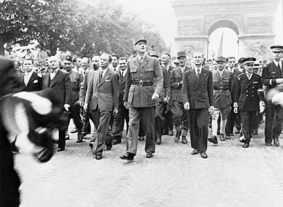 Le 26 août 1944, le général de Gaulle mène le défilé sur la même avenue. À sa droite, Georges Bidault et à la droite de ce dernier, André Le Troquer. Derrière le général de Gaulle, le général Leclerc (képi à 3 étoiles).