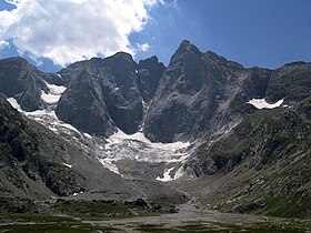 Vue d'une partie du massif du Vignemale, depuis le refuge des Oulettes de Gaube, avec la pique Longue au centre droit.