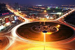 Panorama malam hari Bundaran Maharaja, Suqian