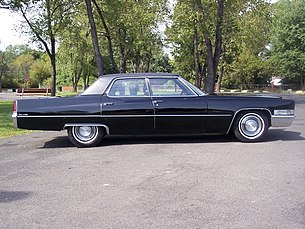 1969 Cadillac Sedan Deville с центральной стойкой, окрашенной в цвет кузова