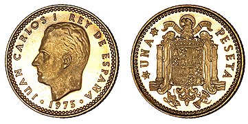 Moneda de peseta de Juan Carlos I. Fue notorio que su efigie mirara al lado opuesto al que miraba la de Franco.[102]​ Inicialmente se siguió utilizando el escudo de España en su versión franquista (basado en el de los Reyes Católicos), que fue luego cambiado por el tradicional de la dinastía borbónica.