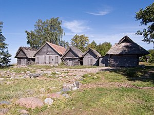 Cabanes de pêcheurs sur la rive sud du Golfe de Finlande dans le village de pêcheurs d'Altja au Parc national de Lahemaa.