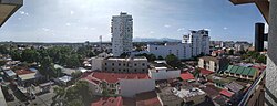 (From top, left to right): Exterior of Holy Rosary Church, nave of Holy Rosary Church, Salakot Arch, Jose Abad Santos Hall of Justice, Philippine International Hot-Air Balloon Fiesta، فرودگاه بین‌المللی کلارک، Angeles City Hall