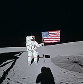 O astronauta Alan Shepard com a bandeira dos Estados Unidos na Lua, 5 de fevereiro de 1971