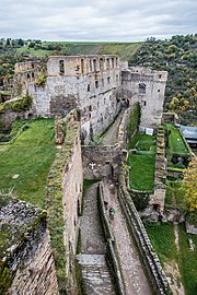 Fortifications et ruines du palais.