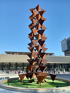 En el año 1995, para celebrar el centenario de los estudios de Química de la Universidad de Valencia, Manuel Boix realizó esta escultura a partir de la reproducción a gran escala de una molécula de ADN