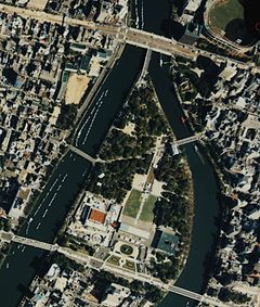 1988年の平和公園周辺。国土交通省 国土地理院 地図・空中写真閲覧サービスの空中写真を基に作成中央の緑部分（芝生）上に慰霊碑がある。