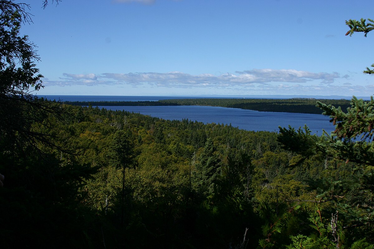 מבט מרכס פלדטמן (Feldtmann Ridge) למפרץ סיסקיוויט (Siskiwit Bay)