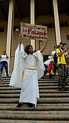 Pancarta en protesta al desempleo en jóvenes universitarios y a los falsos positivos