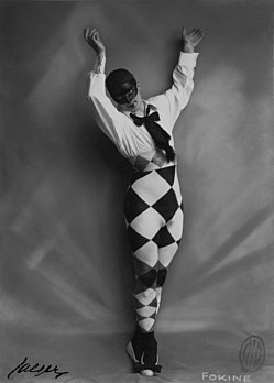 Le danseur et chorégraphe Michel Fokine en Arlequin. (définition réelle 2 598 × 3 627)