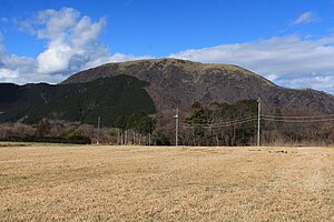 南東側の富士山麓の山梨県富士河口湖町富士ヶ嶺から望む天子山地の竜ヶ岳（2015年12月17日撮影）