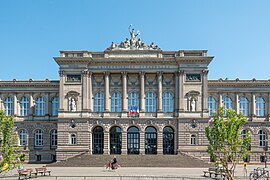 Corps central de la façade principale.