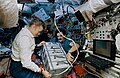 Aleksandr Kaleri avec l'astronaute de la mission STS 79 de la NASA Shannon Lucid dans la station Mir pendant sa deuxième mission.