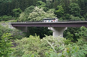 新淵橋と上を渡るバス