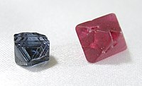 Kristal magnezijeva aluminata (spinel): 1.83 karata i 4.13 karata