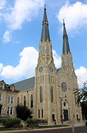 La cathédrale et le presbytère à gauche.