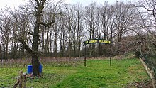 Vue d'une petite parcelle de vigne ; panneau « le sarment villabéen ».