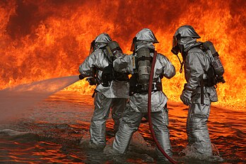 Des pompiers du corps des marines américain neutralisent un feu lors d'un exercice à la base de Miramar, en Californie. (définition réelle 4 368 × 2 912)