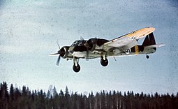 Suomen ilmavoimien Blenheim laskeutumassa Luonetjärvelle maaliskuussa 1944