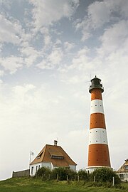 Leuchtturm Westerhever mit hohem Turmschaft und Aufbauten