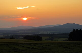 Fichtelgebirge (v. l. n. r.) Ochsenkopf 1024 m, Schneeberg 1051 m, Kösseine 939 m