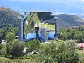 Le four solaire d'Odeillo à Font-Romeu-Odeillo-Via (Pyrénées-Orientales, France). (définition réelle 2 272 × 1 704)