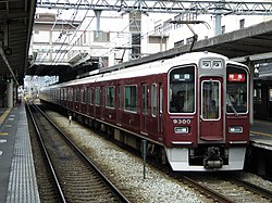 アルナ工機最後の阪急車となった8000系8042F（左） 日立製作所初の阪急車となった9300系9300F（右）