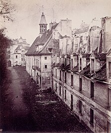 Vue du bâtiment comprenant l'église depuis la cour intérieure.