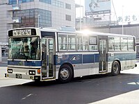 一般路線 横内線（2012年8月撮影） 537-7402 JRバス東北の路線バスのカラーリングは、旧国鉄バス塗色を現在でも引き継いでいる。