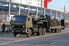 俄羅斯 KamAZ 坦克運輸車正在運送 SU-85M