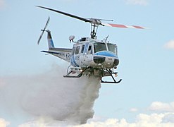 Un Bell 205 del Condado de Kern en el Departamento de Bomberos de California durante un ejercicio en el Puerto Espacial de Mojave