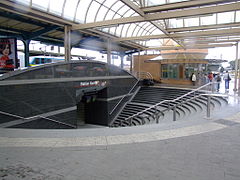 Escaliers vers la gare routière.