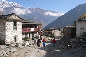 Rua de Lete, com o Annapurna I ao fundo