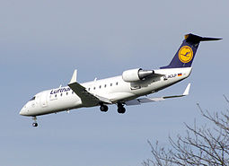 Lufthansan CRJ-100 -tyyppinen kone laskeutumassa Heathrow'n lentoasemalle marraskuussa 2005.