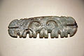 Ornement de jade de forme « animalière » stylisée. Hongshan, Niuheliang, Lingyuan, Liaoning, 2003. Musée National de Chine. Pékin[12]