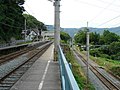 Stasiun buntu melacak switchback (kiri), dengan garis utama terlihat turun menuju Shinanoi di sebelah kanan.