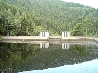 Wasserseite der Staumauer des Ausgleichsbeckens