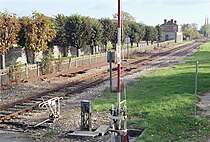 Le passage à niveau d'Acquigny en 1986, le lieu de tournage des scènes de déraillements du film.