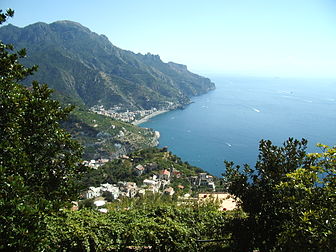 La côte amalfitaine et la ville de Ravello, dans le golfe de Salerne, en Campanie (Italie). (définition réelle 2 048 × 1 536*)