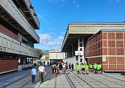 Mittelschule (links), alte Turnhalle (rechts) und neue Turnhalle (hinten)