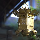 寺院奉納の吊り灯籠（千葉県印西市）。