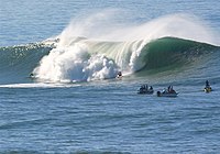 Surfer am Mavericks-Cliff