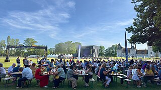 Le village du festival à Sully-sur-Loire en 2023