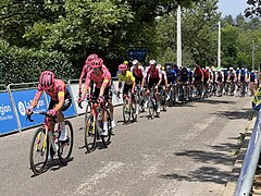 Le peloton au premier passage sur la ligne d'arrivée.