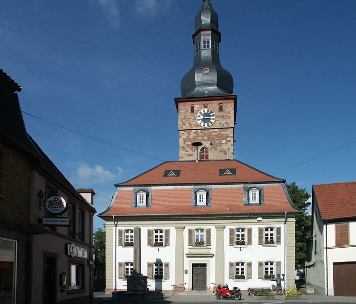 Der Kirchturm von Osten gesehen mit dem historischen Rathaus im Vordergrund