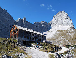 Die Lamsenjochhütte mit der Ostwand der Lamsenspitze