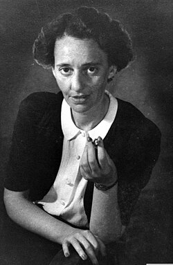 לאה גולדברג בשנת 1946