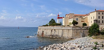 Farol da cidadela de Ajaccio, Córsega do Sul,França. Seu alcance é de 16 milhas náuticas (30 km). No mar, em frente à cidadela, fica uma luz complementar com um alcance de sete milhas (13 km). (definição 4 288 × 2 052)