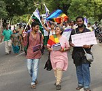 Gopi Shankar Madurai (till vänster) på Asiens första ickebinära prideparad med Anjali Gopalan (i mitten).